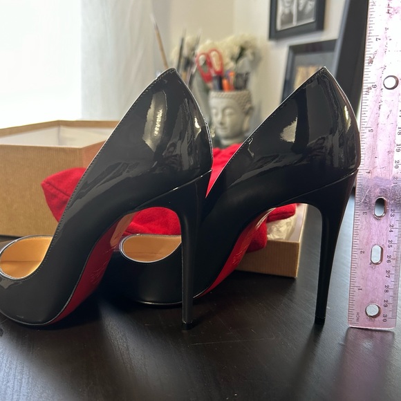 They don’t fit me. I’ve never worn them, I only tried them on. - Picture 2 of 5